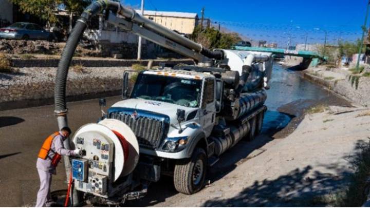 Por cuarta ocasión, dan mantenimiento a drenaje en el Viaducto