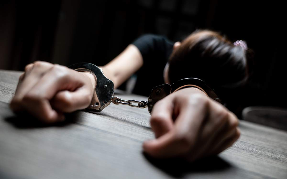 Mujer enfrenta cargos por agredir a otra con una botella en Guayama