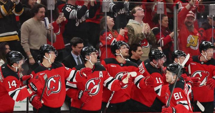 Devils beat the Penguins 2-1 in a shootout to take over 1st place in the Metropolitan Division
