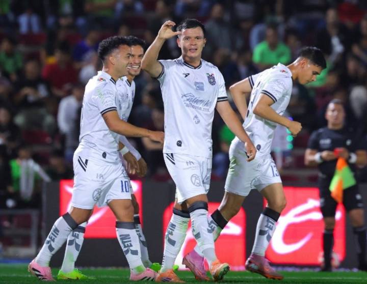 Querétaro vence 2-1 a Bravos y aún aspira al play in