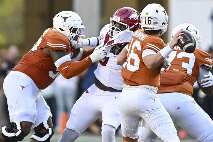 Arkansas Razorbacks fall to Texas, lose 9th straight game