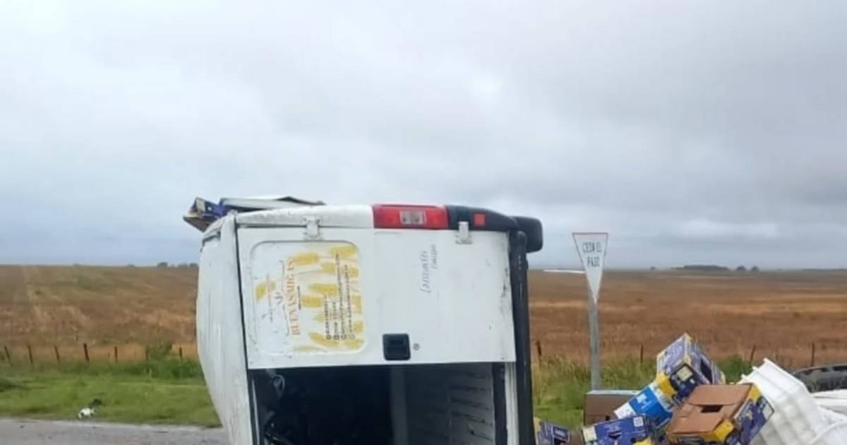 Autopista Saladillo: dos heridos al volcar un furgón