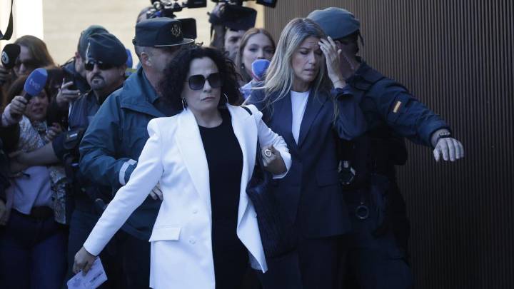 La periodista que comió con Mazón declara que el jefe del Consell firmó documentos de trabajo en El Ventorro y estaba pendiente del móvil