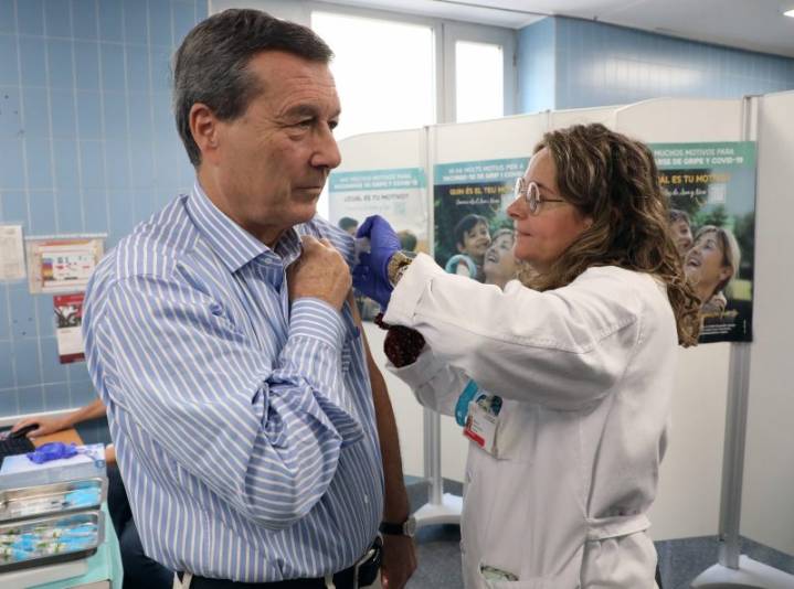 Sanidad amplía la vacunación frente a la gripe y a la COVID-19 a toda la población tras un mes de campaña centrada en los grupos prioritarios