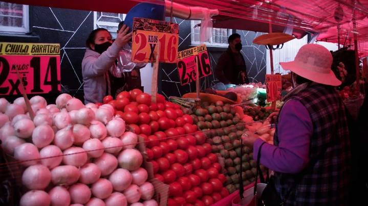 IP y Gobierno renuevan el paquete contra la inflación: la canasta básica se queda en 910 pesos