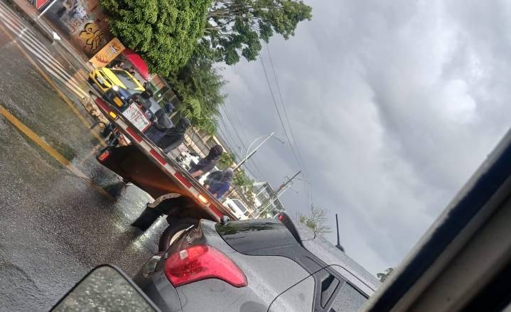 Encapuchados lanzan papas bomba a las afueras de la Universidad del Cauca