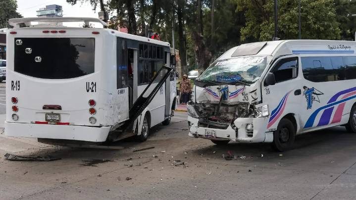 Dos lesionados tras choque entre unidades del transporte público en la Calzada Zaragoza de Puebla