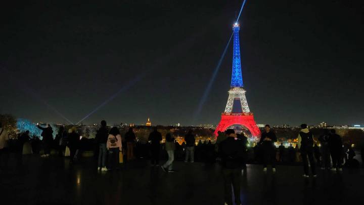 Tres monumentos de París se iluminan de azul, blanco y rojo en homenaje a las víctimas de los atentados de Bataclan