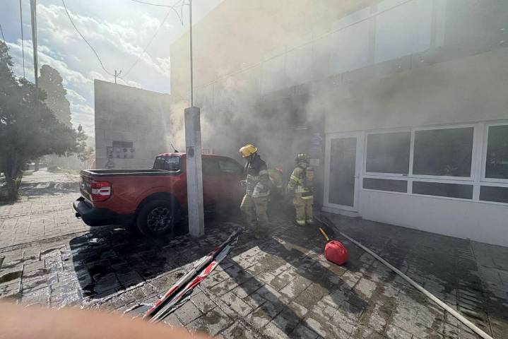 Se incendia un local de filtros en Ramos Arizpe; veladora comienza el siniestro
