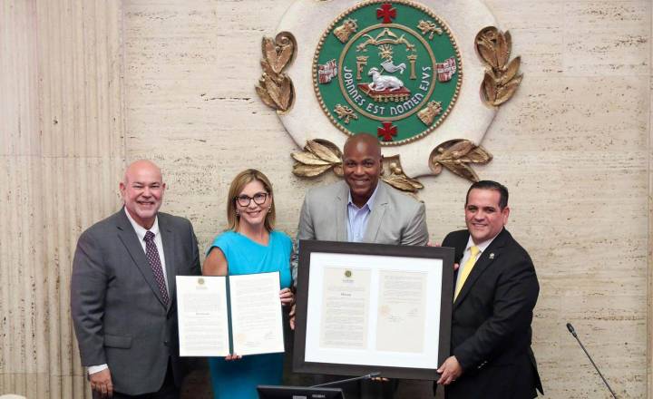 Cámara de Representantes rinde homenaje a expelotero Carlos Delgado