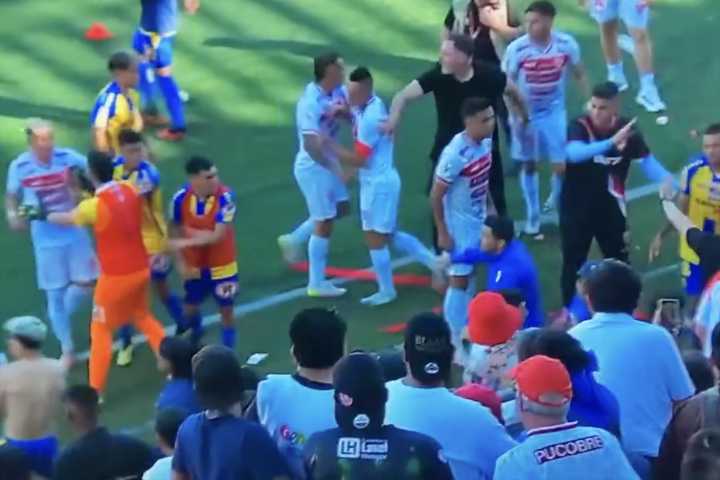 Descontrol total. Escándalo en el fútbol chileno: una final que terminó en batalla campal y con un jugador preso