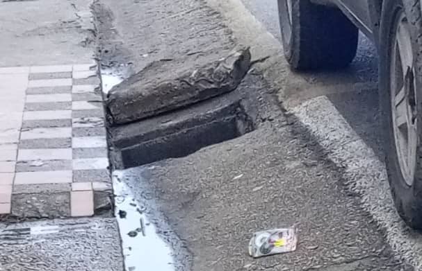 Mujer cae en alcantarilla destapada y sufre graves lesiones en Tucupita