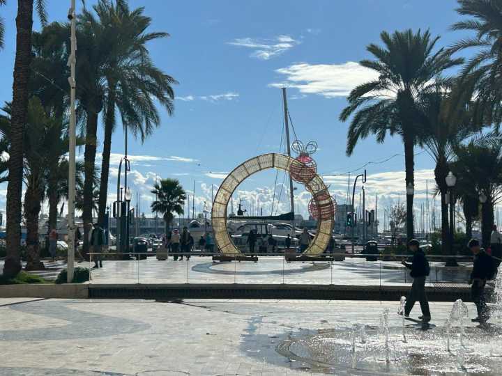 Alicante ilumina la Navidad el próximo viernes con 2,6 millones de luces led y con el gran árbol y los adornos renovados