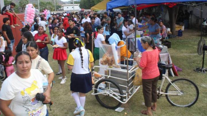 Repuntan comerciantes y ventas en desfile por la Revolución Mexicana en Rosario