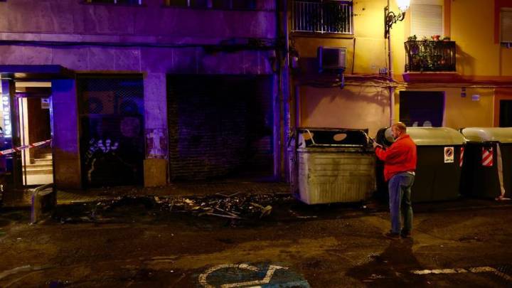 Un incendio de varios contenedores alarma el centro de València
