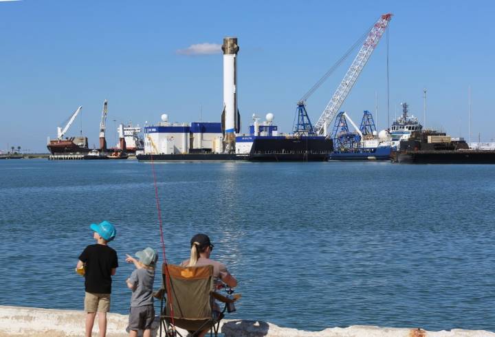 Blue Origin’s 1st recovered New Glenn booster arrives to Port Canaveral
