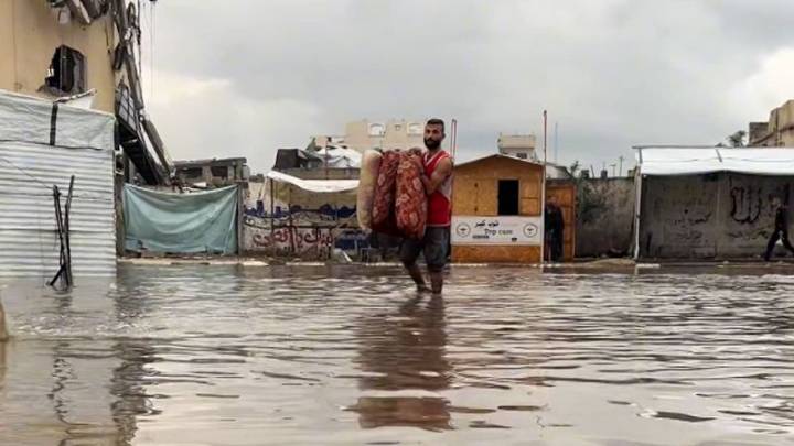 Inundaciones por fuertes lluvias golpean a familias desplazadas en Gaza