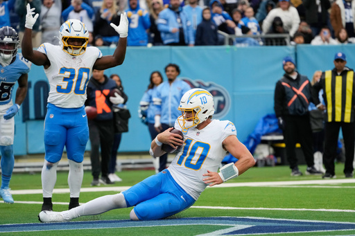 Justin Herbert se recupera de una intercepción para touchdown y Chargers vencen 27