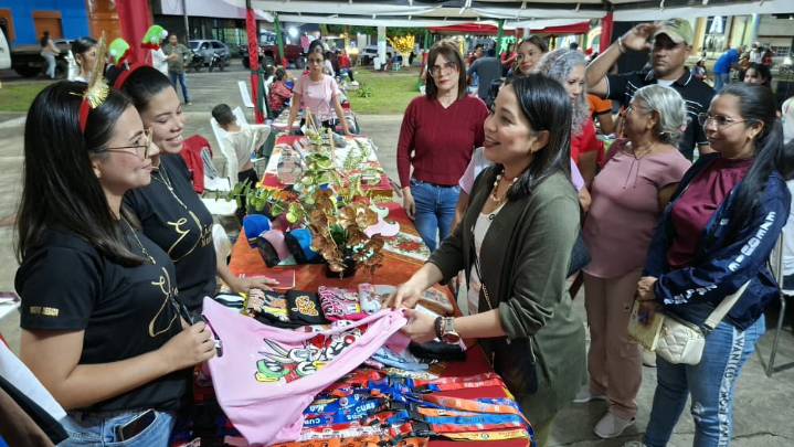 Emprendedores de Zamora exhiben su talento y creatividad en Expo Feria Navideña