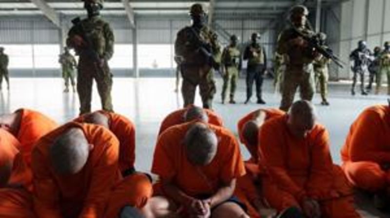 En la previa del referéndum, Noboa apuesta a una demostración de poder y traslada a 300 presos a una nueva cárcel