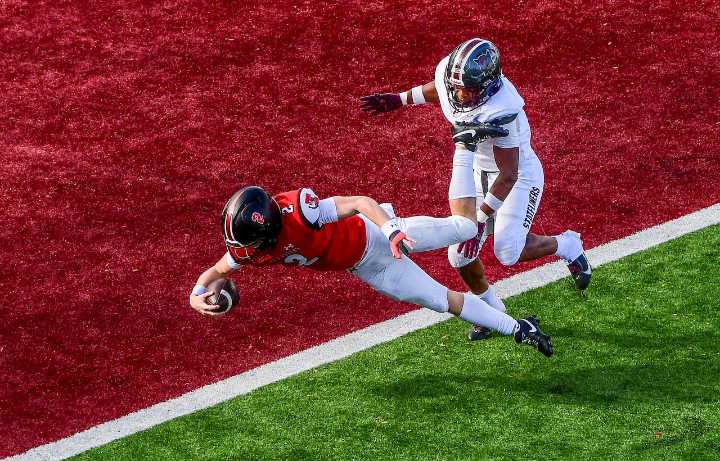 Record-setting Rovers: Easton football wastes no time in decisive rivalry win over P’burg