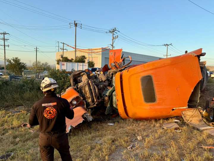 Cae tráiler de puente en carretera Colombia, deja un lesionado