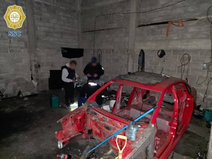 Policías catean predio en Iztapalapa y aseguran autopartes