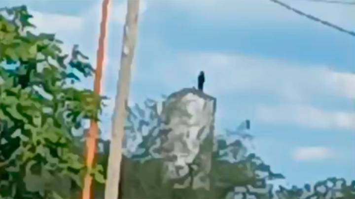 Una joven sufrió graves heridas luego de tirarse al vacío desde un tanque en desuso…