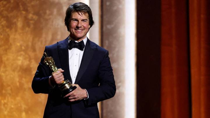 Tom Cruise recibe su primer Óscar en los Governors Awards y promete defender el cine