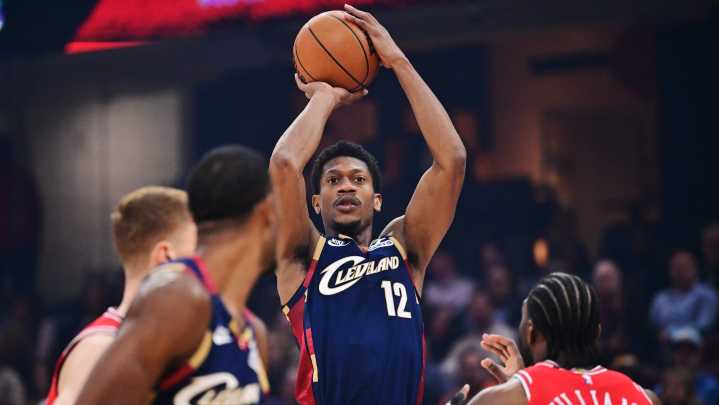 Cavs wing De'Andre Hunter almost broke defender's ankle with crossover