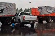 Bajo la lluvia, una camioneta chocó contra un camión sobre Ruta 16