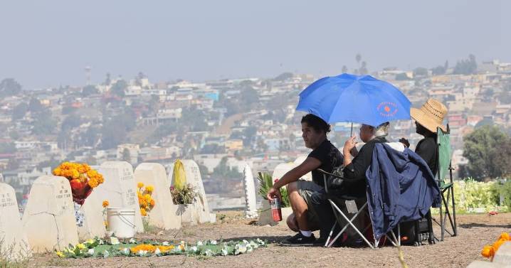 Cientos de familias celebran el Día de Muertos en el panteón Santa Gema