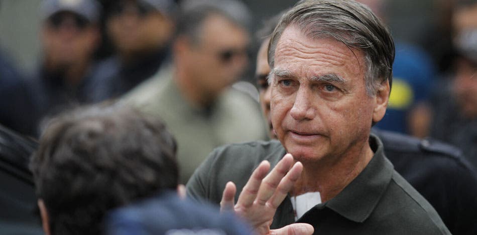 Bolsonaro fue enviado a prisión para cumplir su condena a 27 años de cárcel: denuncian que intentó romper su tobillera