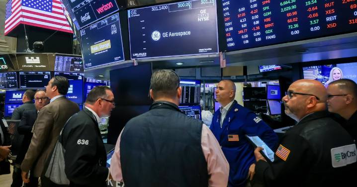 Wall Street inicia con retrocesos por ‘miedo’ a que el empleo en EU se ‘enfríe’: ¿Cómo opera HOY?