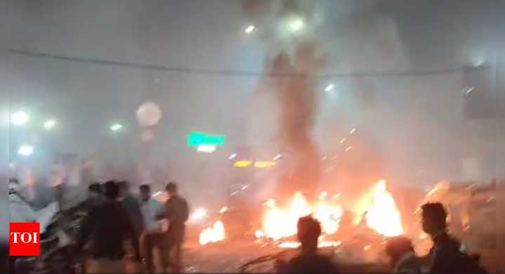 Blast near Red Fort: 7 fire tenders on spot, many feared injured