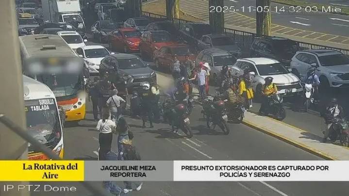 Capturan infraganti a hombre cuando extorsionaba a chofer de bus en Surco [VIDEO]