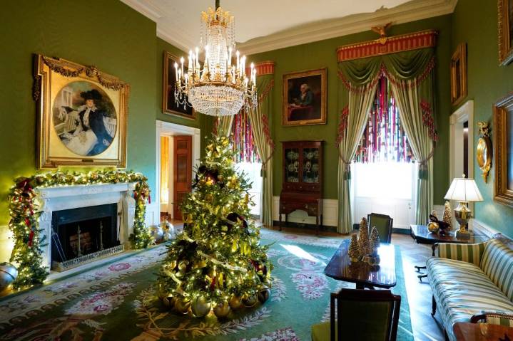 Despite construction, White House to resume Christmas tours in December
