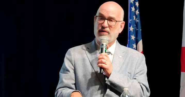 Trump respalda al cubanoamericano Emilio González para la alcaldía de Miami