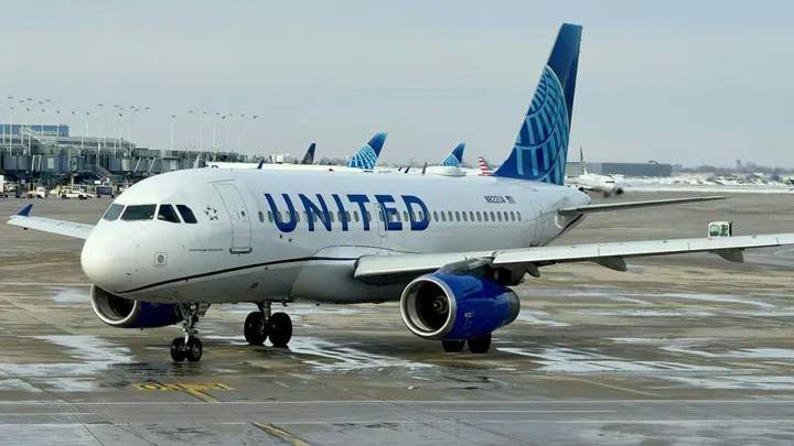 United Airlines to offer refunds because of shutdown