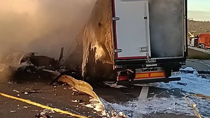 Apagados los dos incendios de dos de los tres camiones accidentados en la AP