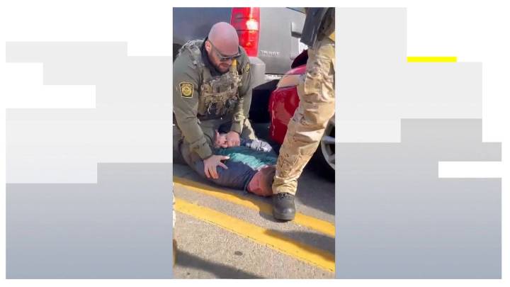 VÍDEO: Un agente golpea en la cabeza a un conductor que se estampó con su coche patrulla en Chicago