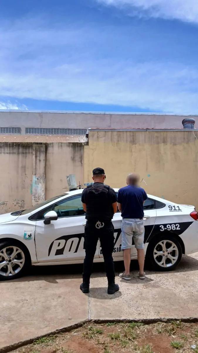 Arrestaron a un hombre que filmaba a menores en una cafetería