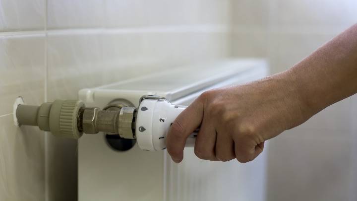 La regla de las 4 de la tarde de Martin Lewis: el sencillo truco diario para ahorrar en calefacción