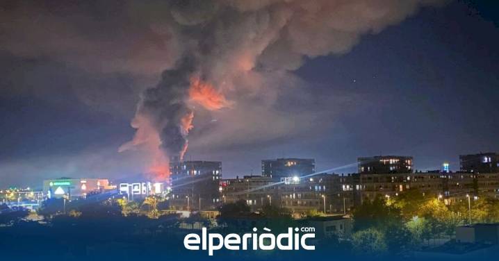 INCENDIO CASTELLÓN CIUDAD TRANSPORTE | Espectacular incendio en la Ciudad del Transporte de Castellón: explosiones y una gran nube de humo visible en toda la Plana