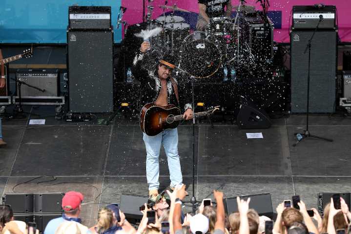 Country music singer known for Zach Bryan feud falls off stage in the middle of performance