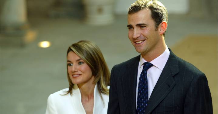 Los Reyes Felipe y Letizia celebran 22 años de su pedida de mano: del traje de Armani al «déjame terminar»