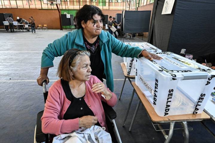 En Chile el voto obligatorio divide a la ciudadanía; no son justas las multas, opinan
