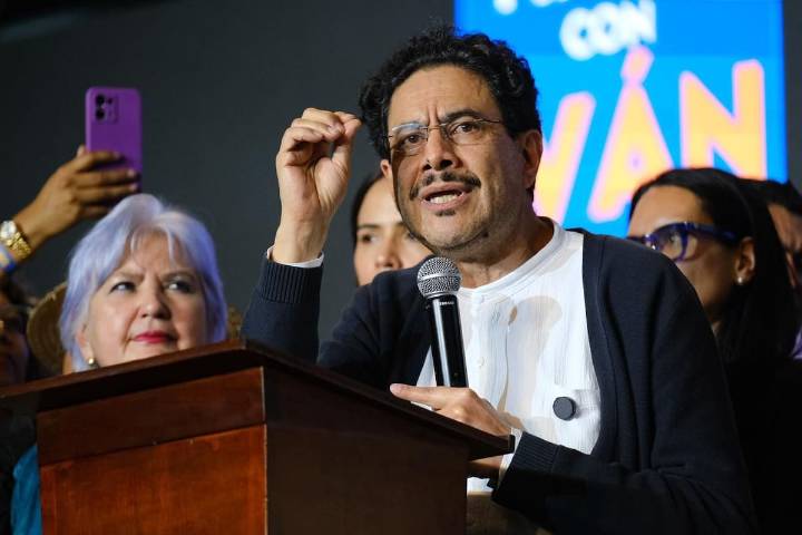 Candidato Iván Cepeda recibe apoyo de un sector liberal a su campaña presidencial