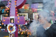 Colectivos colocan ofrenda en honor a víctimas de feminicidios y desaparecidos en México