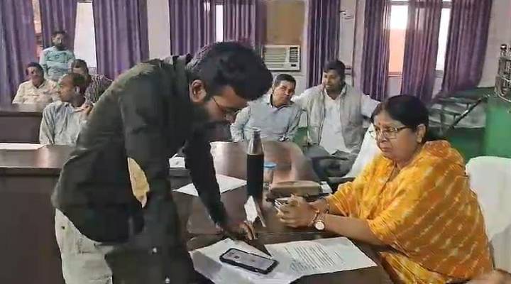 MP News: Local Resident Calls Revenue Official In front Of Mayor, Exposes Him For Demanding Bribe In Morena